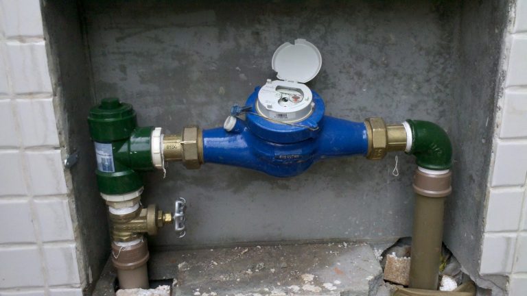 Usuários de água da Embasa contestam valores de faturas cobrados no distrito de Poços