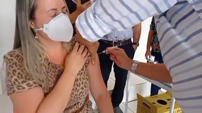 Município de Campo Formoso vacina primeira profissional de saúde contra a Covid-19