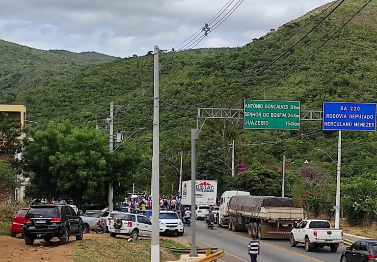 Grupo de comerciantes protesta contra o fechamento de serviços não essenciais em C.Formoso