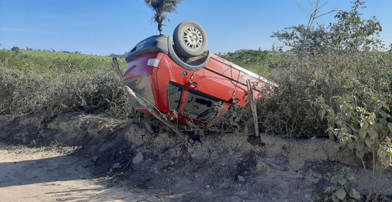 Homem morre após automóvel capotar na zona rural de Campo Formoso
