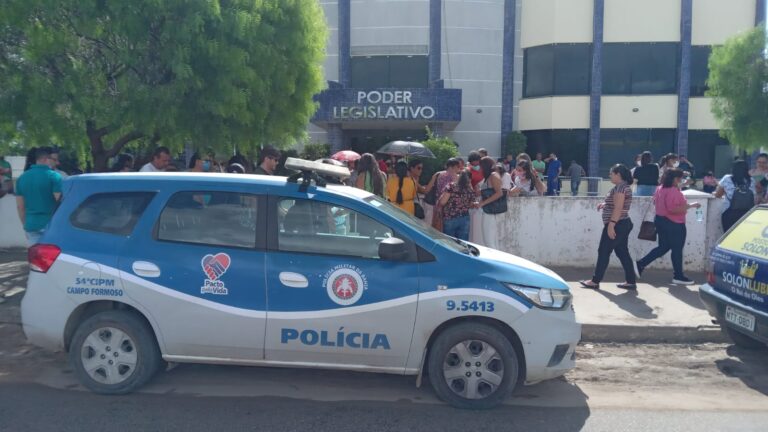 Servidores ocupam pátio da Câmara de Campo Formoso contra alteração de audiência pública