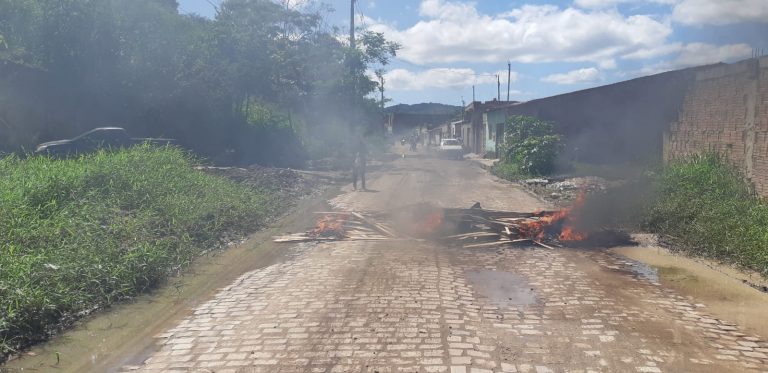 Moradores fazem protesto por melhorias em bairro de Campo Formoso