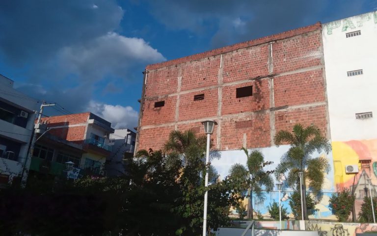 Defesa Civil faz alerta para risco de desabamento de prédio no centro de Campo Formoso