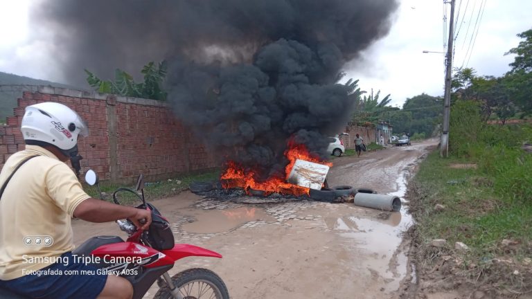 Moradores bloqueiam rua para reivindicar melhoria em pavimentação inacabada em Campo Formoso