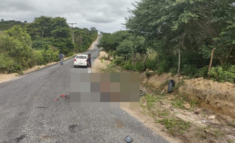 Guarda municipal e carona de moto morrem após colisão contra caçamba de empreiteira em C. Formoso