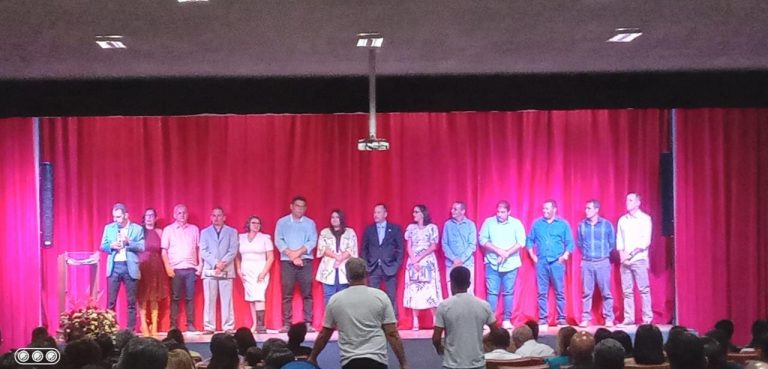 Prefeito Elmo anuncia novos secretários durante lançamento de revista de Campo Formoso