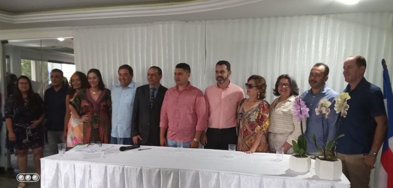 Prefeito Elmo Nascimento empossa novos secretários de Campo Formoso