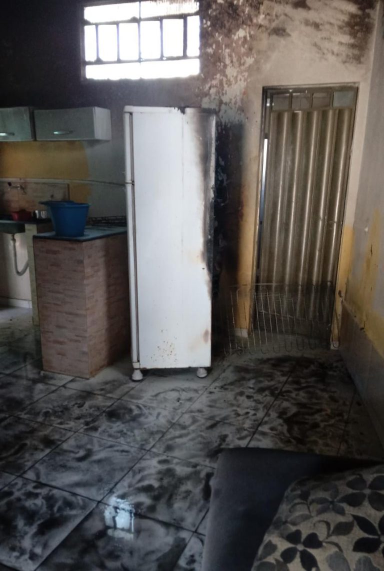 Corpo de Bombeiros registra incêndio em residência na cidade de Campo Formoso