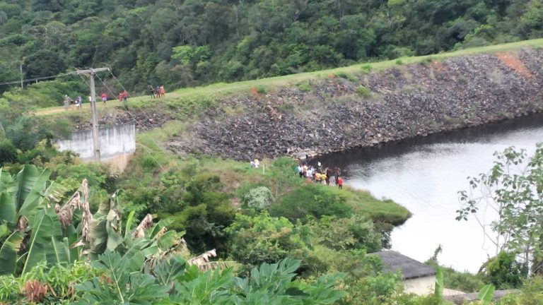Bombeiros resgatam corpo de homem que morreu em barragem de Antônio Gonçalves