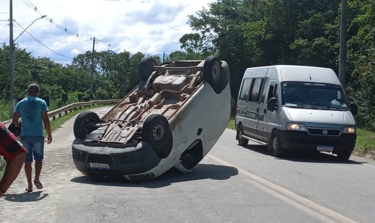 Veículo capota em rodovia estadual de Campo Formoso