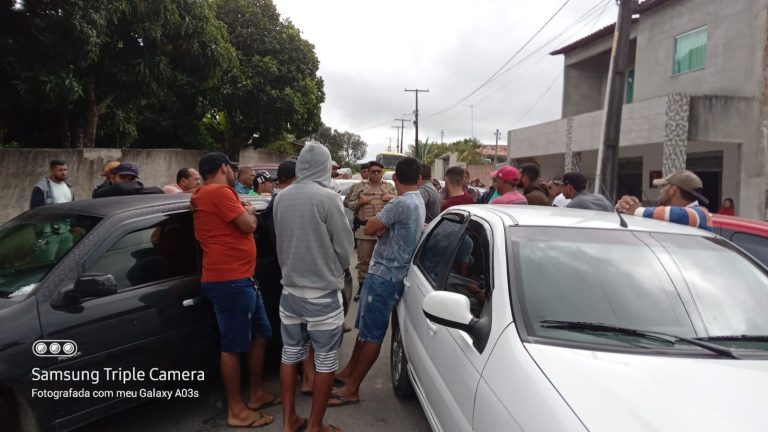 Dezenas de taxistas fazem protesto para reivindicar melhorias em rodovia de CFormoso