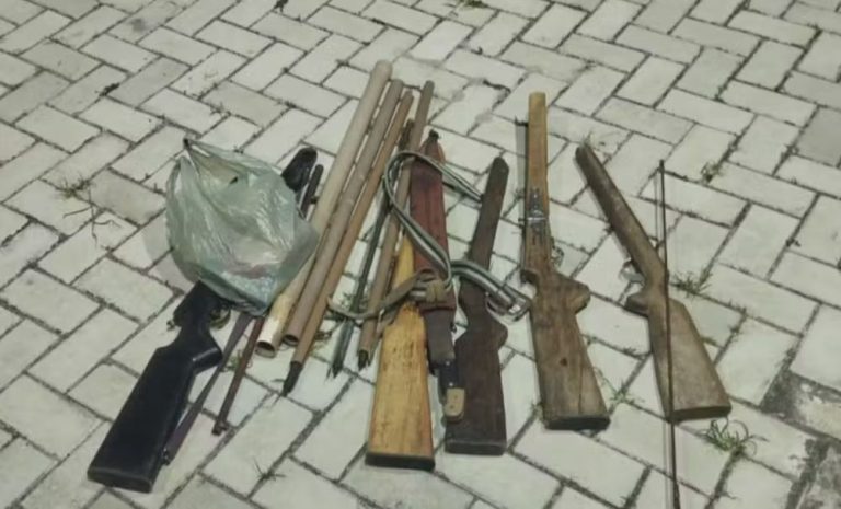 Idoso é procurado pela polícia após agredir o filho com espingarda, que disparou e baleou duas mulheres